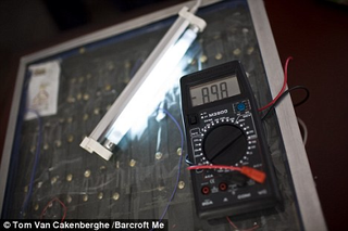 Illustration for article titled Forget Silicon, This Teenager's Solar Panel Uses Human Hair as a Conductor